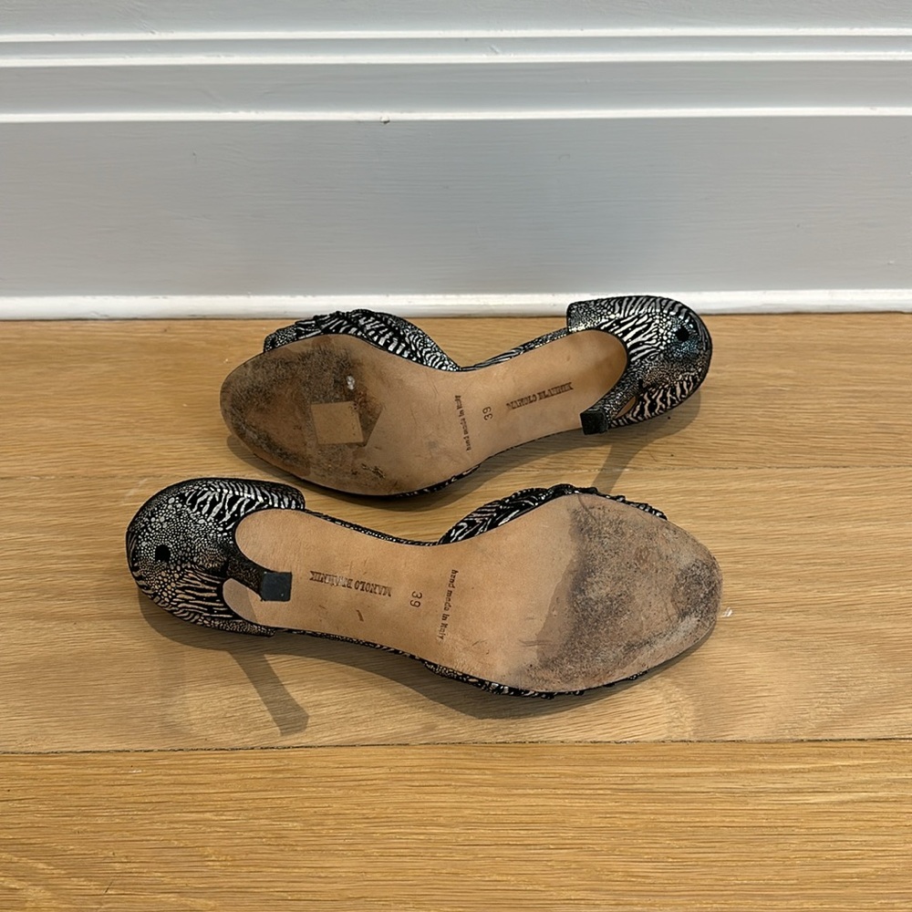 Manolo Blahnik Sedaraby peep toe with clear crystal buckle. - Picture 4 of 4
